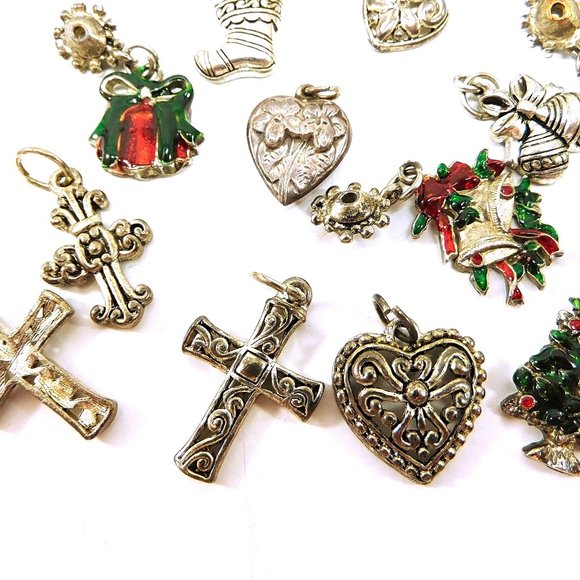 Lot of 24 Christmas & Heart Charms Enamel Silvertone Metal - Picture 5 of 5
